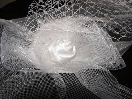 VINTAGE STYLE WEDDING WHITE  FASCINATOR FOR HAIR/HEAD/FORMAL WEAR