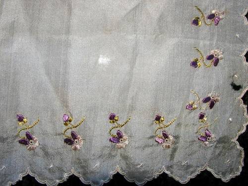 VINTAGE FINE SILK  EMBROIDERY COLLECTABLE HANKY NO 2