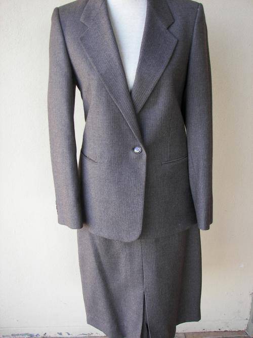 -VINTAGE  PURE WOOL BEIGE BROWN FORMAL FINE PINSTRIPE LINED JACKET BLAZER AND  SKIRT SUIT SIZE 32/34