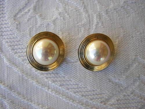 SALE!!!VINTAGE FAUX MABE PEARL AND GOLD TONECLIP ON EARINGS