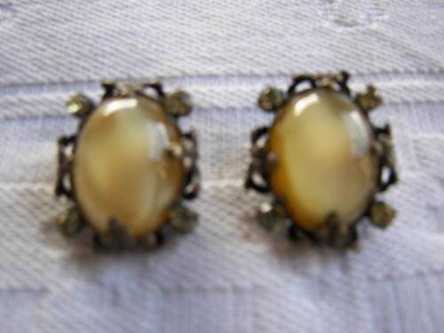 VINTAGE ESTATE BRASS COLOUR LIGHT CREME GLASS AND ?PERIDOT COLOR STONES CLIP ON EARINGS
