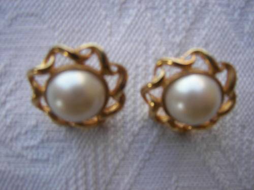 SALE!!!VINTAGE GOLD TONE FAUX PEARL PIERCED EARINGS