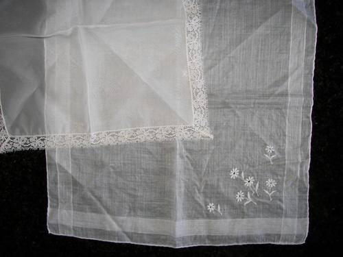 VINTAGE FINE WHITE COTTON AND LACE HANDKERCHIEFS/HANKIES