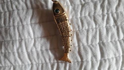 ?GOLD PLATE FISH PENDENT WITH GREEN STONES IN EYES