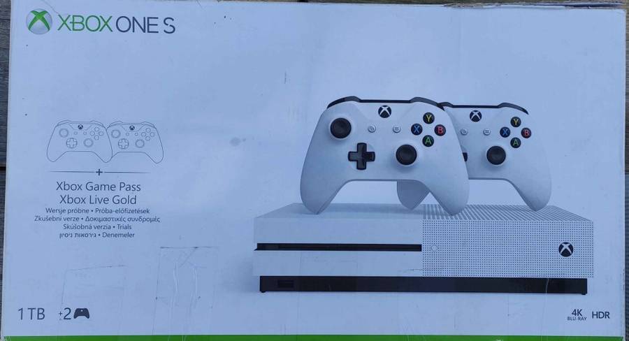 Xbox one S 1TB + Controller and 2 Games