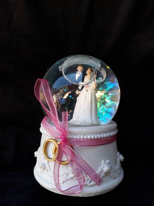 LOVELY OLD WEDDING SNOWGLOBE