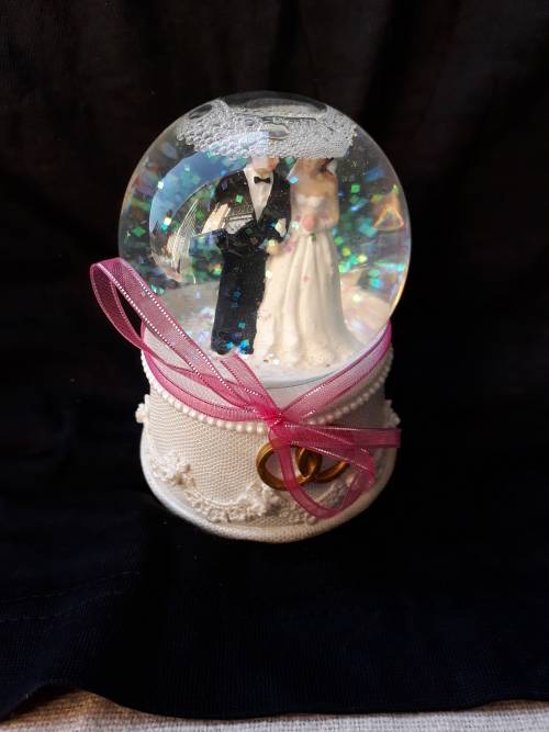 LOVELY OLD WEDDING SNOWGLOBE
