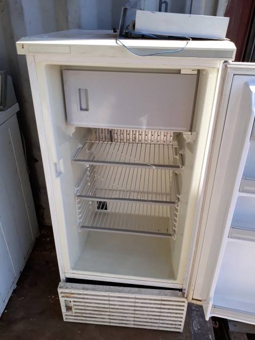 LOVELY FRIDGE NEEDS FIXING. WORKS ON ELEC AND GAS