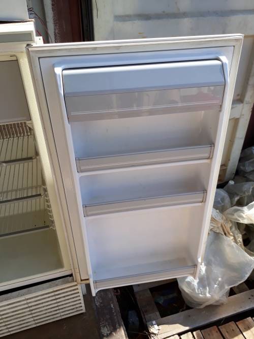 LOVELY FRIDGE NEEDS FIXING. WORKS ON ELEC AND GAS