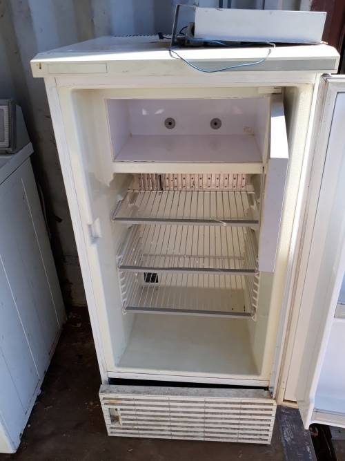 LOVELY FRIDGE NEEDS FIXING. WORKS ON ELEC AND GAS
