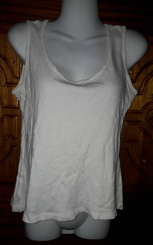 LADIES WHITE SPORTS LIKE TOP - NO MAKE AN SIZE - MAY HAVE A FEW MARKS ON IT