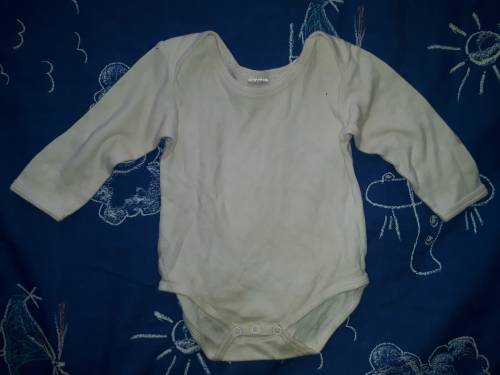 SPECIAL!! BABY GROW WHITE  - NO MAKE & SIZE - MAY HAVE A FEW MARKS ON IT