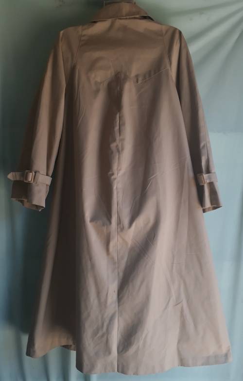 LADIES BEIGE LONG COAT - NO MAKE OR SIZE - LOOKS LIKE A BIG SIZE