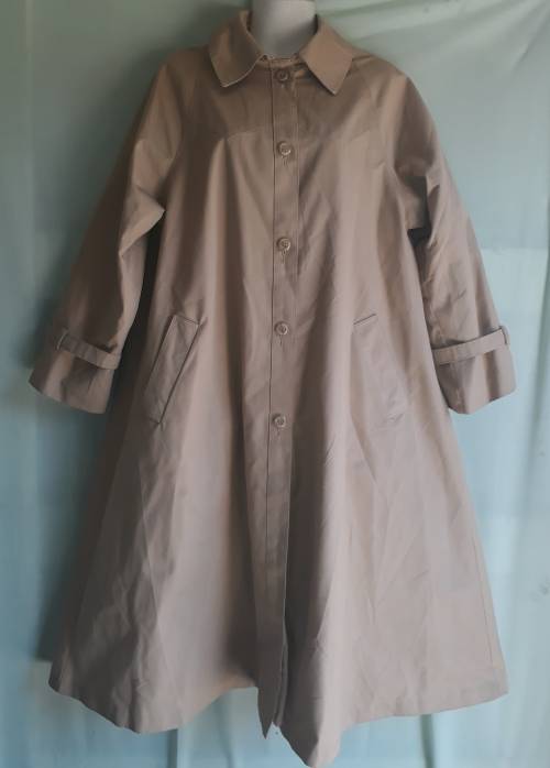 LADIES BEIGE LONG COAT - NO MAKE OR SIZE - LOOKS LIKE A BIG SIZE