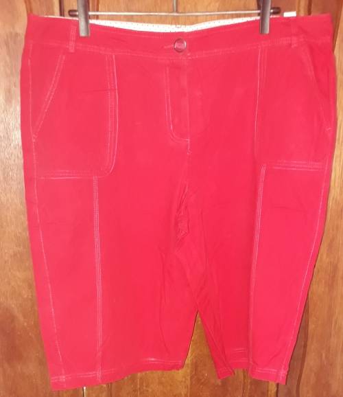 LADIES: RED SHORTS - MAKE: WOOLWORTHS - SIZE: 18