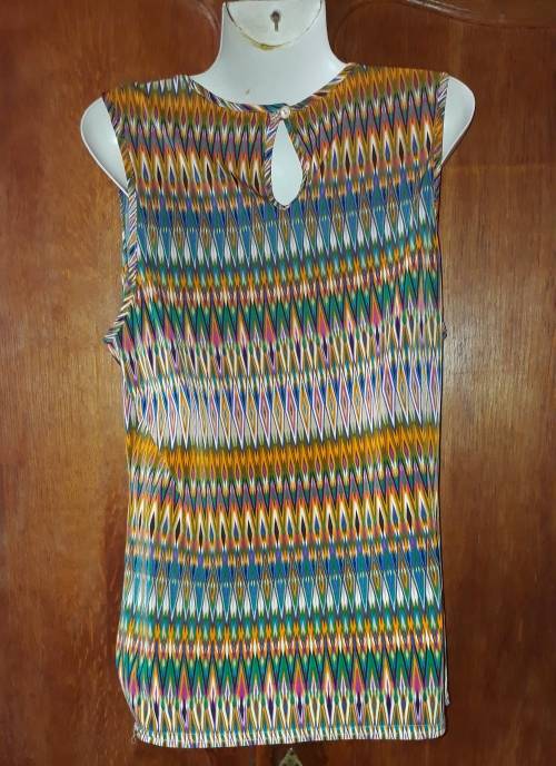 LADIES: MULTI COLOUR TOP - MAKE: CONTEMPO  - SIZE: 16