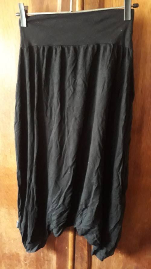 LADIES:  BLACK LONG PANTS - MAKE: NO MAKE - SIZE: NO SIZE