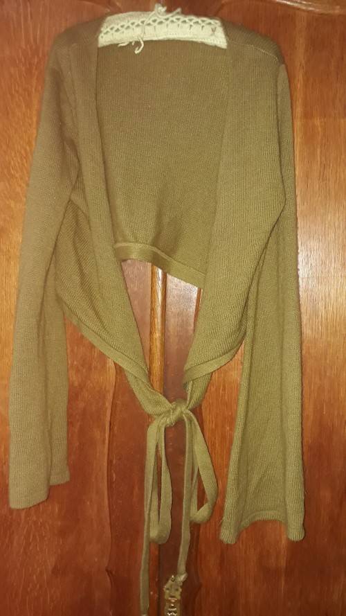 LADIES: SHORT GREEN KNITTED TOP - MAKE: DRUNKNMUNKY - SIZE: M