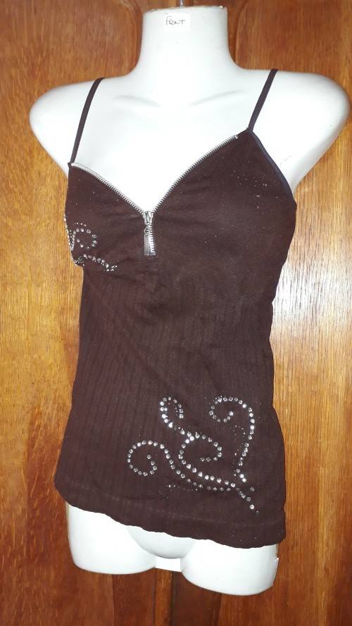 LADIES: BROWN TOP - MAKE: NO MAKE - SIZE: NO SIZE