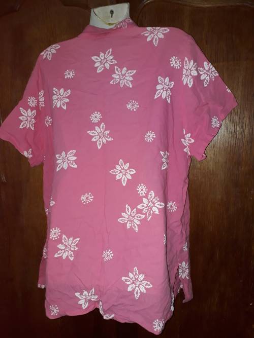 LADIES: PINK & WHITE SHIRT - MAKE: FRESH PRODUCE  - SIZE: 18