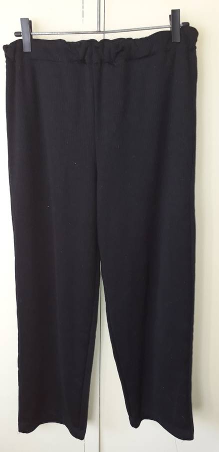 LADIES: BLACK PANTS - MAKE: NO MAKE - SIZE: NO SIZE