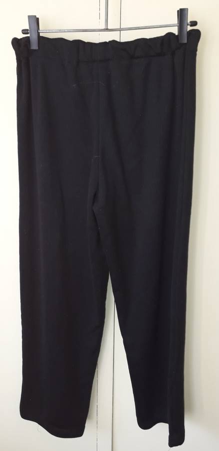 LADIES: BLACK PANTS - MAKE: NO MAKE - SIZE: NO SIZE