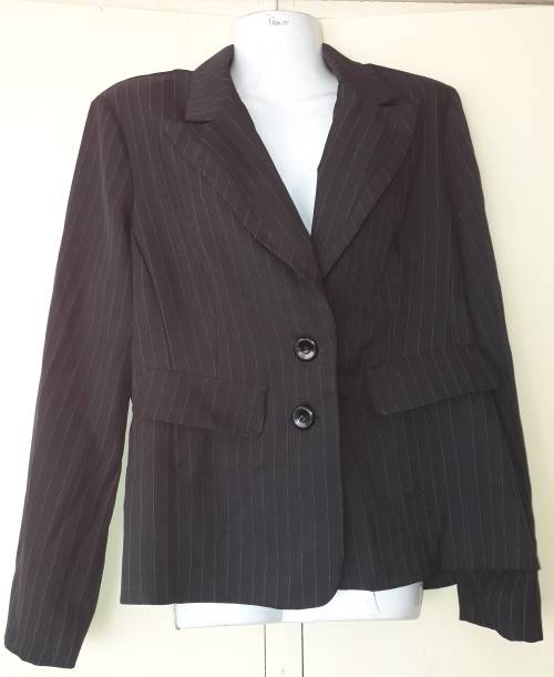 LADIES: BLACK & WHITE BLAZER - MAKE: CONTEMPO - SIZE: 14
