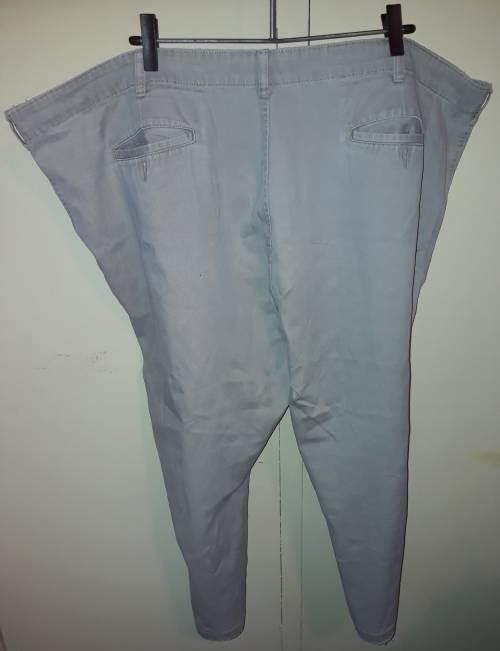 MENS: KHAKI PANTS - MAKE: STONE HARBOUR - SIZE: NO SIZE BUT LOOKS VERY BIG