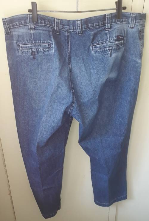 MENS: BLUE JEANS - MAKE: WOOLWORTHS - SIZE: 44-112CM INSIDE LEG 79CM