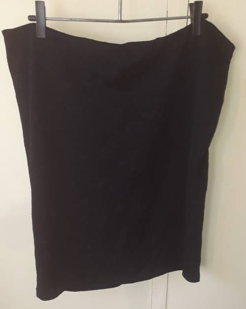 LADIES: BLACK SKIRT - MAKE: WOOLWORTHS - SIZE: XL HIP 123-134CM