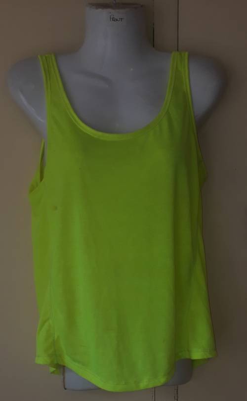 LADIES: GREEN TOP - MAKE: CHEROKEE EASY TO FIT - SIZE: S