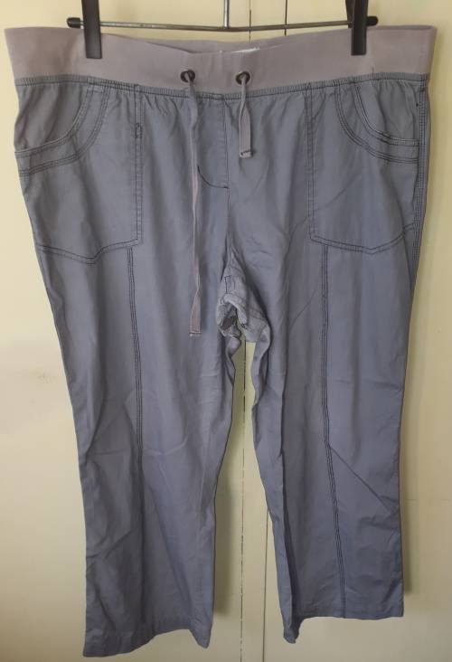 LADIES: GREY 3/4 PANTS - MAKE: REAL CLOTHING COMPANY- SIZE: 16