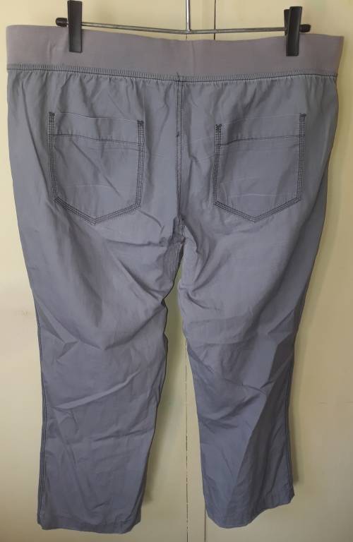 LADIES: GREY 3/4 PANTS - MAKE: REAL CLOTHING COMPANY- SIZE: 16