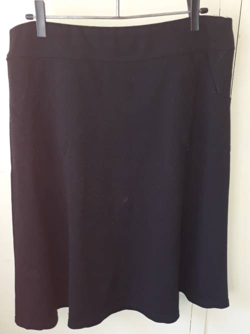 LADIES: BLACK SKIRT - MAKE: LORDKITCH - SIZE: 5