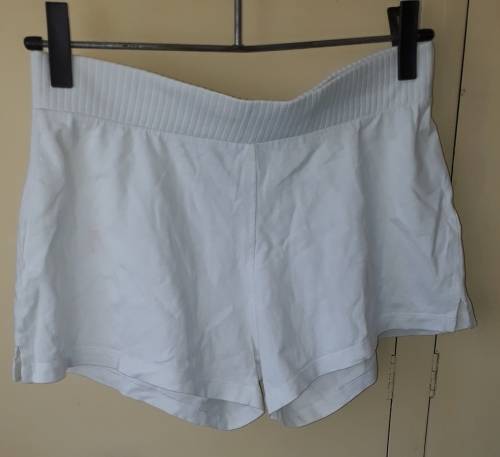 LADIES: SHORT WHITE SHORTS - MAKE: DOMYOS - SIZE: S - M