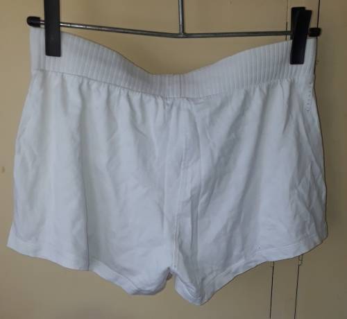 LADIES: SHORT WHITE SHORTS - MAKE: DOMYOS - SIZE: S - M