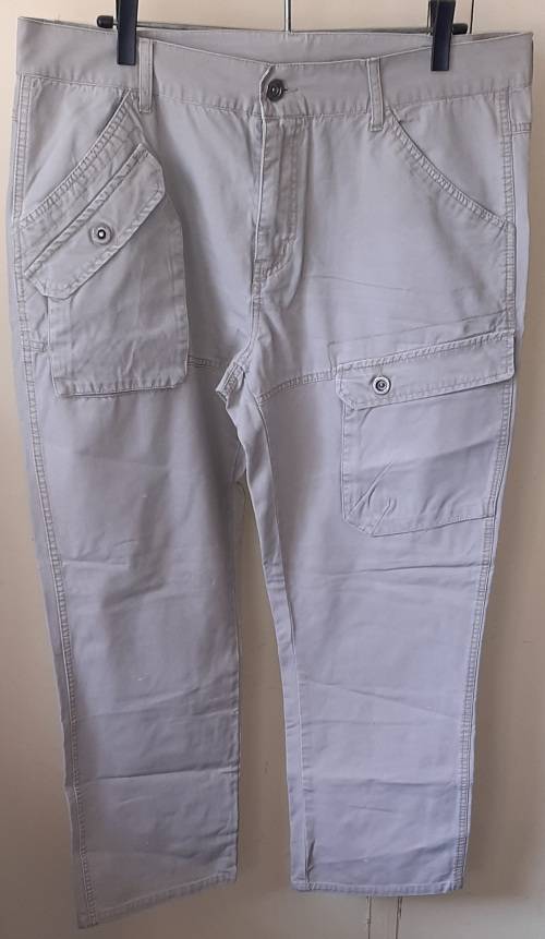 MENS: KHAKI PANTS - MAKE: RT STRAIGHT - SIZE: 38
