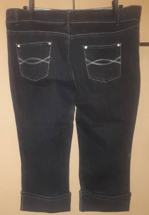 Ladies - 3-4 Black Jeans - Make - Cherokee  - Size - 16