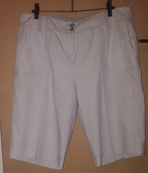 Ladies - White and Grey Shorts - Make - Woolworths - Size - 18