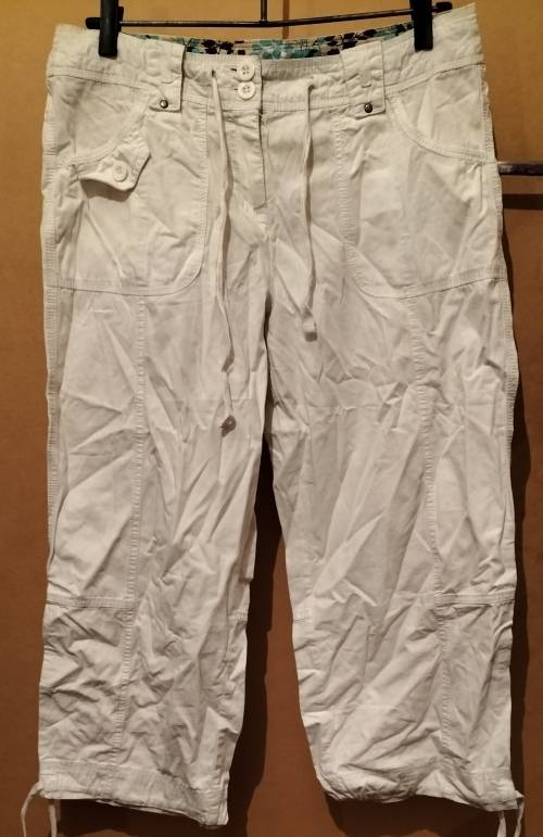 Ladies - White 3-4 Pants - Make - no make - Size - no size