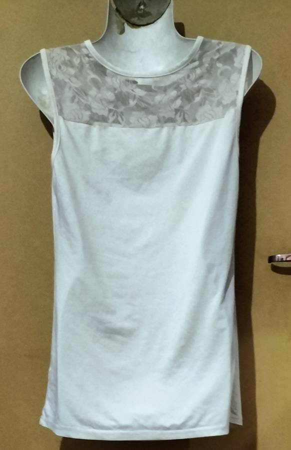 Ladies - White Top - Make - no make - Size - no size