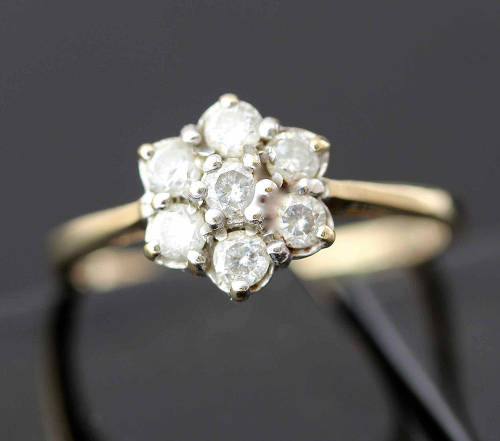 VERY PRETTY ENGLISH DIAMOND RING. 9CT YELLOW GOLD *JEWELLER VALUED AT R16'573