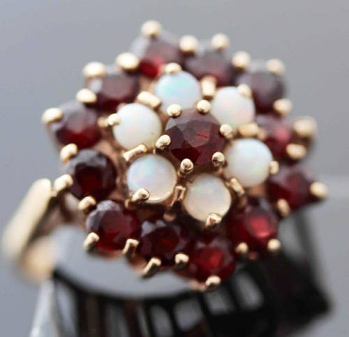 MAGNIFICENT LARGE ENGLISH VINTAGE 1970 GARNET AND OPAL 9ct YELLOW GOLD RING. A HEAVY 6,1 grams!
