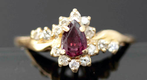 VINTAGE GARNET AND DIAMOND 14CT GOLD RING. *JEWELLER CERTIFIED AT R9'475* GORGEOUS COLOURS