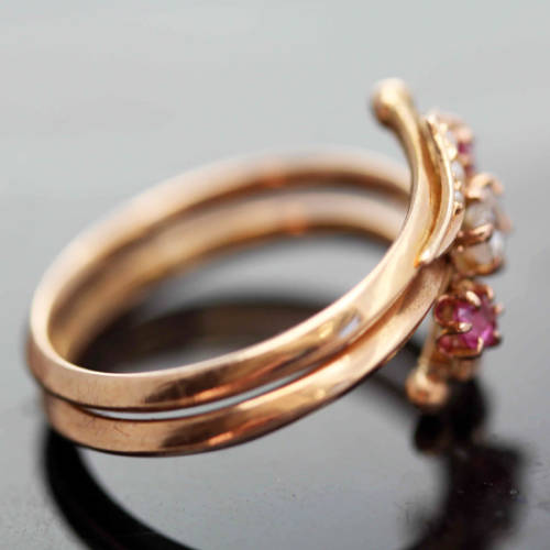 BEAUTIFUL VINTAGE DIAMOND, RUBY AND PEARL 9CT ROSE GOLD RING. *JEWELLER VALUATION R 8'163*