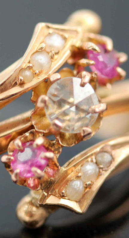 BEAUTIFUL VINTAGE DIAMOND, RUBY AND PEARL 9CT ROSE GOLD RING. *JEWELLER VALUATION R 8'163*