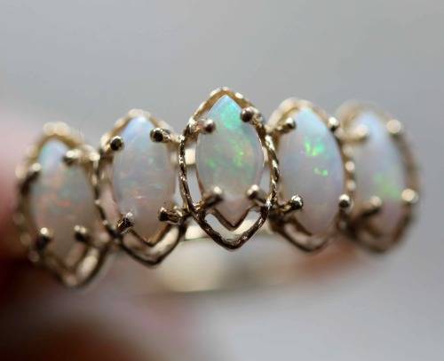 NATURAL OPAL (1,25 carats) MARQUISE CUT YELLOW GOLD RING. Sheffield Assay Hallmark.