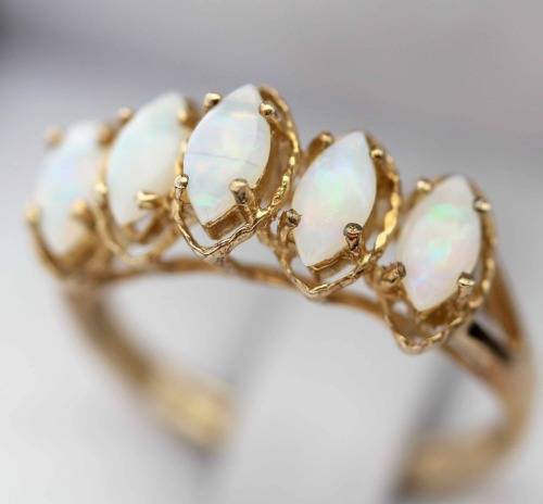 NATURAL OPAL (1,25 carats) MARQUISE CUT YELLOW GOLD RING. Sheffield Assay Hallmark.