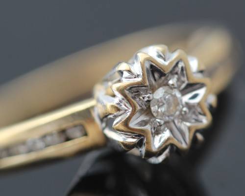 VINTAGE FLORAL DESIGN DIAMOND RING 9CT YELLOW GOLD. *JEWELLER CERTIFIED R 5'210* BIRMINGHAM ASSAY