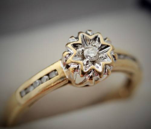 VINTAGE FLORAL DESIGN DIAMOND RING 9CT YELLOW GOLD. *JEWELLER CERTIFIED R 5'210* BIRMINGHAM ASSAY